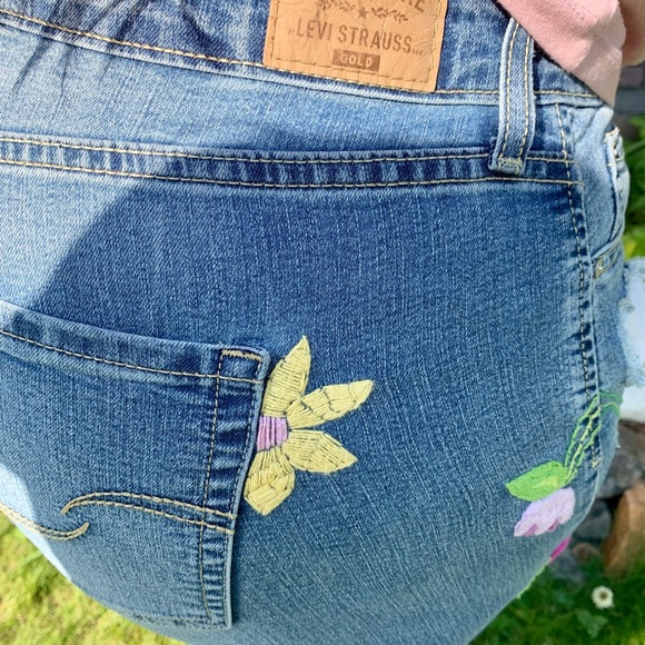 COPY - Hand embroidered plus size jeans - Picture 2 of 7